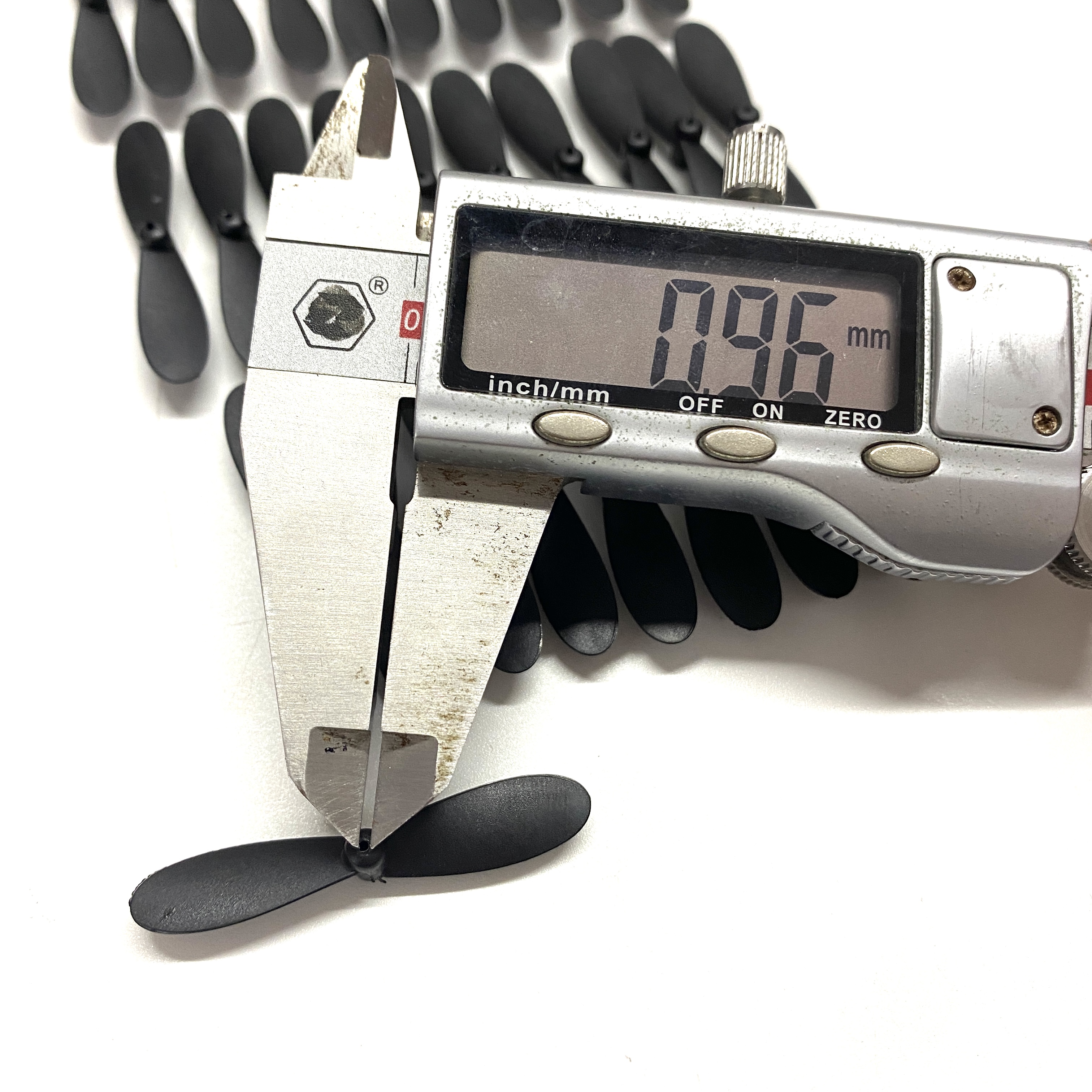 4DRC V17 Engine Motor RC Drone - مراجعة Hybrid Smartwatch وسعره